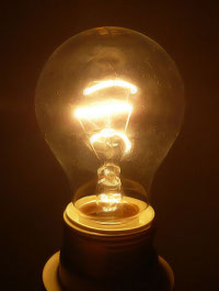 Angeschaltete Glühbirne als Symbol für eine beantwortete Frage